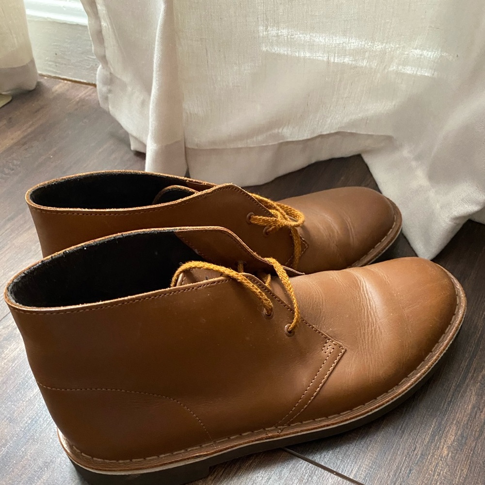Clarks Men's Tan Leather Chukka Boots - Sleek Lace-Up